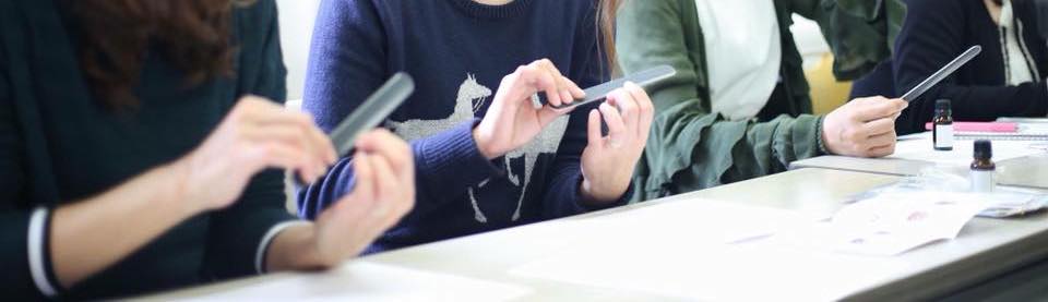 三人の女性が爪ヤスリで爪を整えている