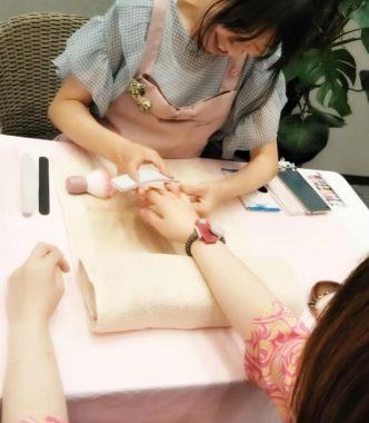 自爪ケアの施術をする姿